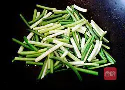 Illustration of how to make fried egg pancakes with garlic moss 8