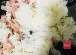 Illustration of how to make bacon and egg fried rice 15
