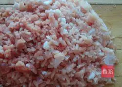 Illustration of how to make xiangsu pork pie 4