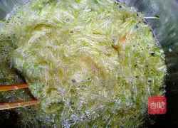 Illustration of how to make black bean noodles, zucchini and egg pancakes 4