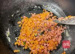 Illustration of how to make shrimp and egg fried rice 8