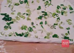 Illustration of how to make crispy scallion pancake 12