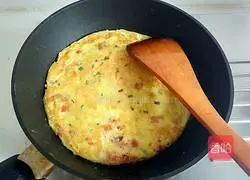Illustration of how to make pan-fried potato and egg pancakes 11