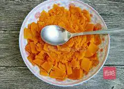 Illustration of how to make butterfly steamed buns 1