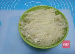 Illustration of how to make shredded potato and egg burritos 5