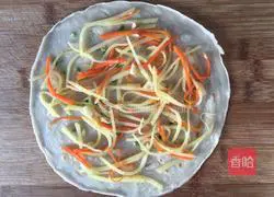 Illustration of how to make shredded potato pancakes 14