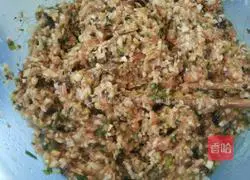 Illustration of how to make leek and lotus vegetable dumplings 5