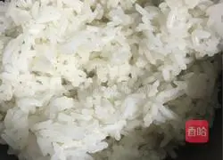 Illustration of how to make fried rice with lean meat and eggs 1