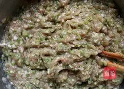 Illustration of how to make dumplings stuffed with pork and celery 6