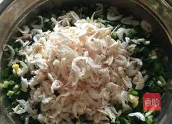 Illustration of how to make three fresh stuffed dumplings 3