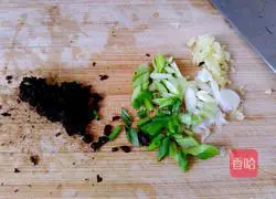 Illustration of how to make dumplings stuffed with squid and three delicacies 3