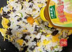Illustration of how to make egg and fungus fried rice 9