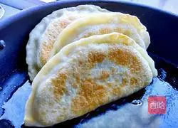 Illustration of how to make chives, shrimps and egg pancakes 13