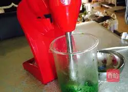 Illustration of how to make three-color flower cake 1