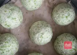 Illustration of how to make Yuqian steamed buns 6