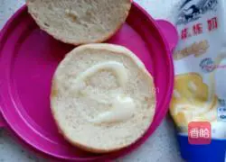 Illustration of how to make hamburger patties 7