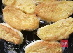 Illustration of how to make golden steamed bun slices 5