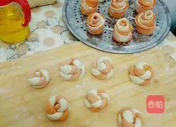 Pumpkin steamed buns (1) Two-color twist roll recipe 7