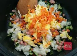Illustration of how to make colorful egg fried rice 6