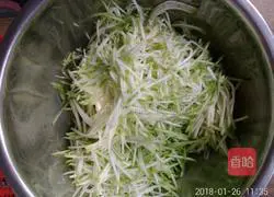 Zucchini and ham pancakes are crispy on the outside and tender on the inside.Illustration of how to make them 2