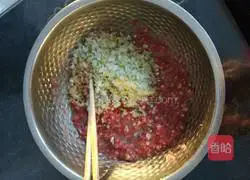 Illustration of how to make beef and pickled cabbage dumplings 3