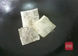Illustration of how to make salt and pepper wonton wrapper 2