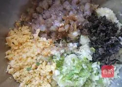 Illustration of how to make cabbage and shrimp dumplings 8