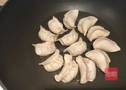 Illustration of how to make pot stickers and dumplings 2