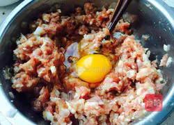 Illustration of how to make fresh meat wontons 7