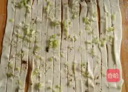 Illustration of how to make hand-shred scallion pancakes 6