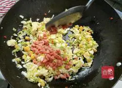 Illustration of how to make colorful egg fried rice 3