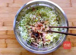 Illustration of how to make eggplant and meat buns 6