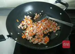Illustration of how to make fried rice with bacon, mixed vegetables and eggs 5