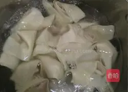 Illustration of how to make small wontons in clear soup 4