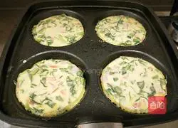 Illustration of how to make egg, carrot and spinach cake 5