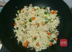 Illustration of how to make fried rice with diced vegetables and meat 7