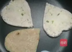 Illustration of how to make green onion and potato pancakes 5