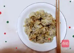 Illustration of how to make leek, mushroom and fungus dumplings 6