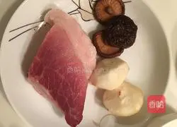 Illustration of how to make steamed water chestnut meat pie 1