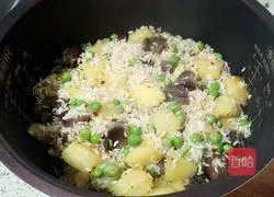 Illustration of how to make bacon braised rice 10