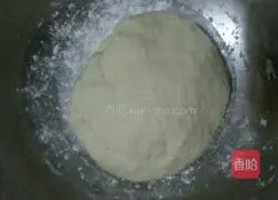 Illustration of how to make northeastern leek and egg stuffed dumplings 1