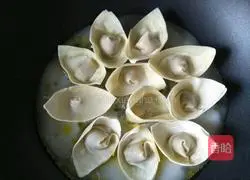 Illustration of how to make Binghua Wontons 8