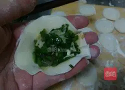 Illustration of how to make leek, egg and shrimp dumplings 10