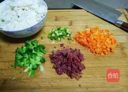 Illustration of how to make fried rice with beef, mixed vegetables and eggs 1