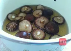 Illustration of how to make mushroom, pork and carrot dumplings 6