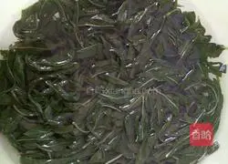 Illustration of making sesame leaf and pork stuffed dumplings 2