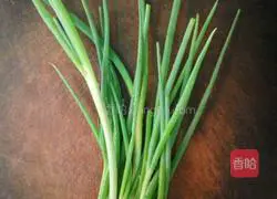 Illustration of how to make green onion pancakes 1