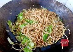 Illustration of how to make cabbage fried noodles 3