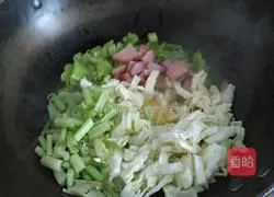 Illustration of how to make sausage and green vegetable fried rice 4