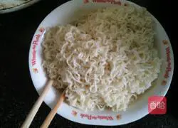 Illustration of how to make fried noodles with eggs and vegetables 2